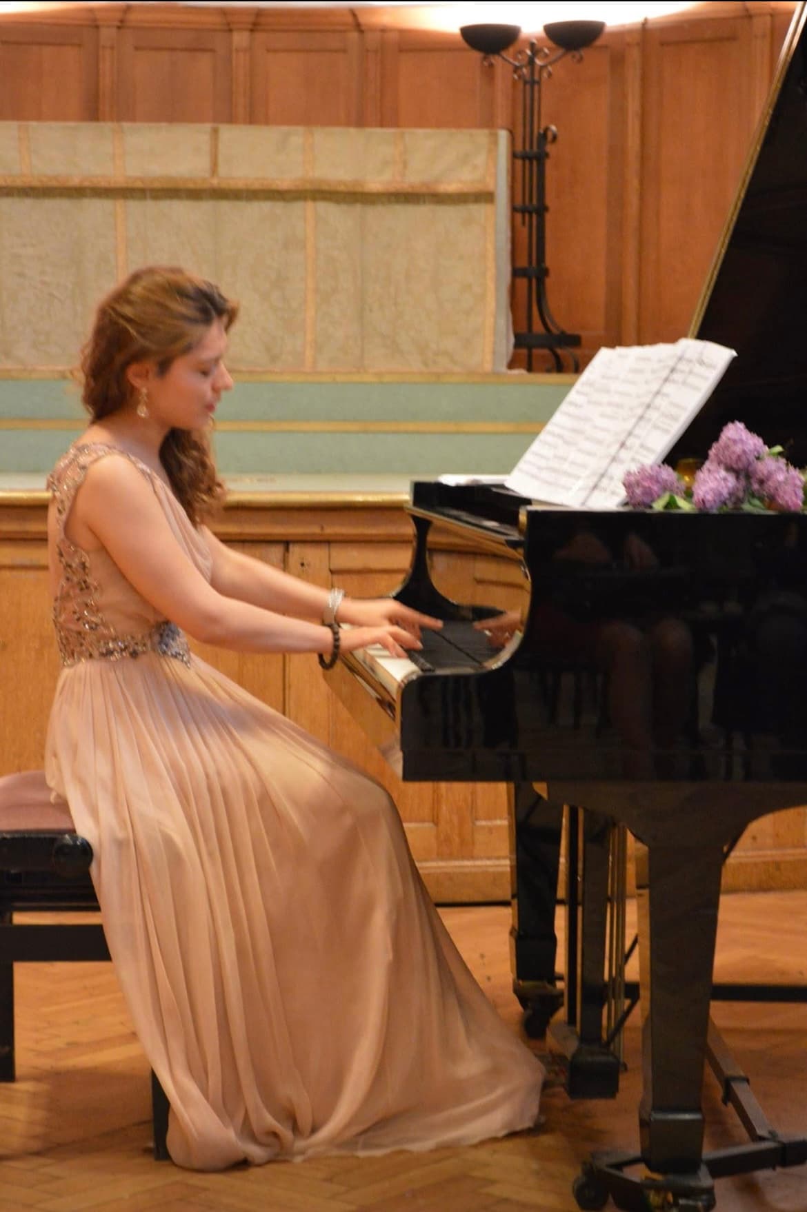 Maria Muraeva au piano en robe de concert