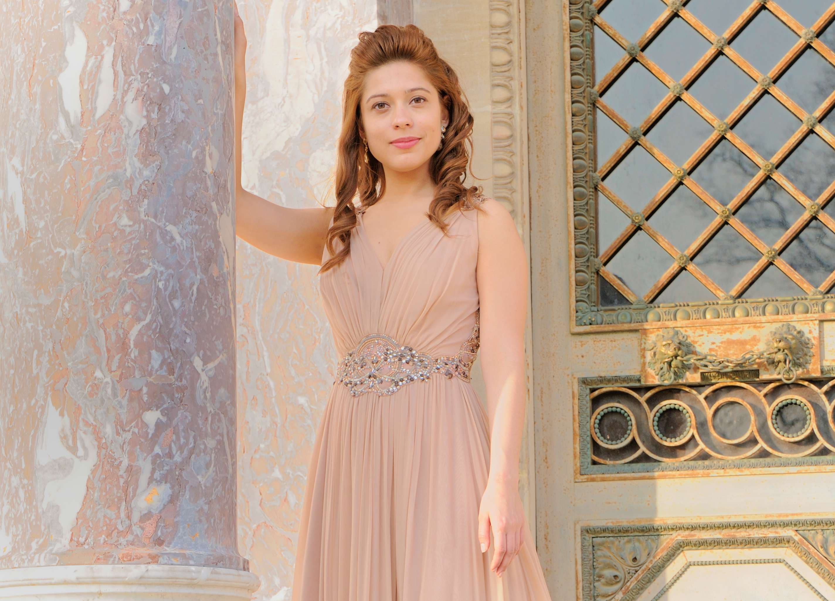 Maria Muraeva en robe beige élégante