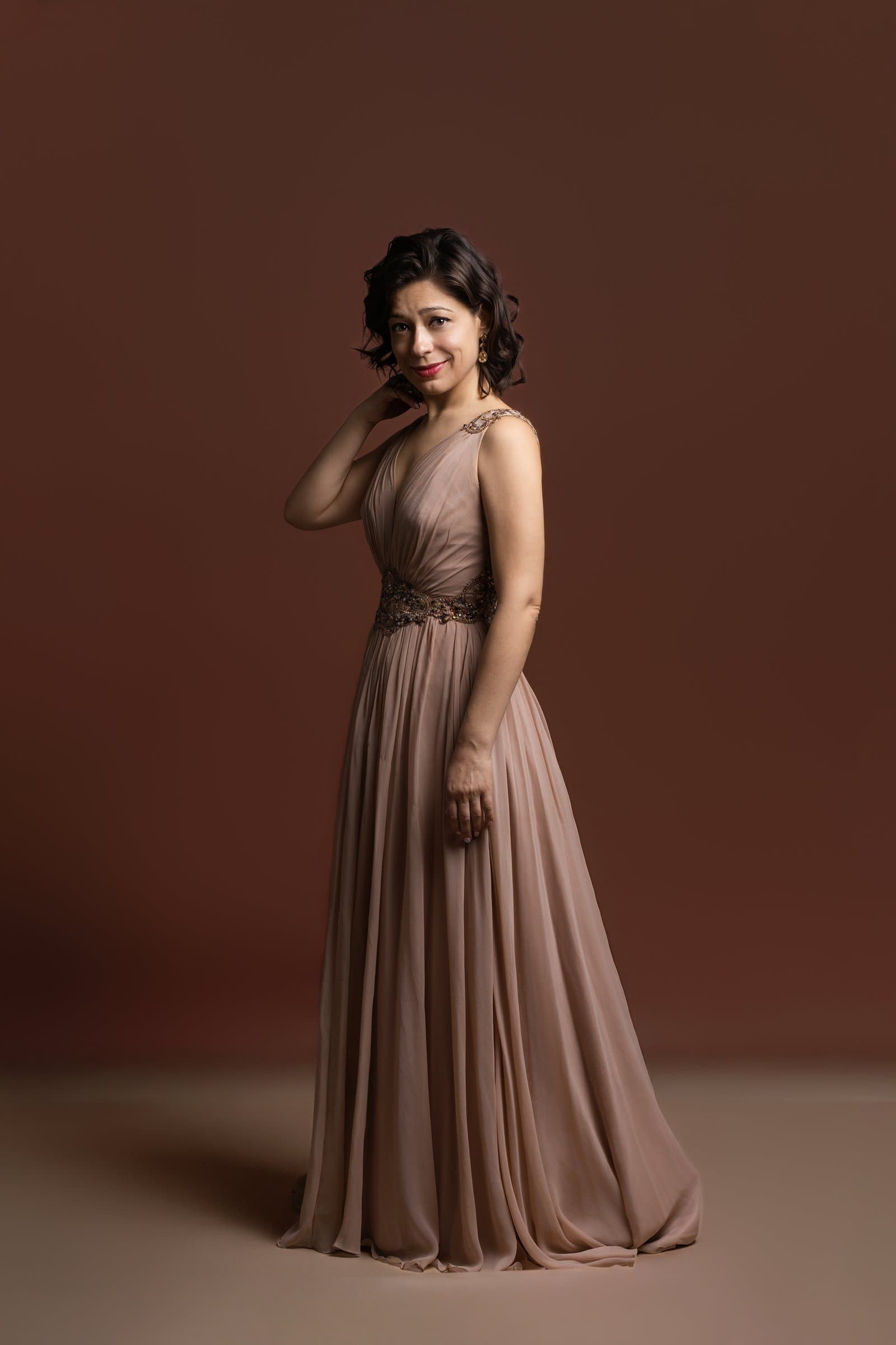 Maria Muraeva en robe beige élégante