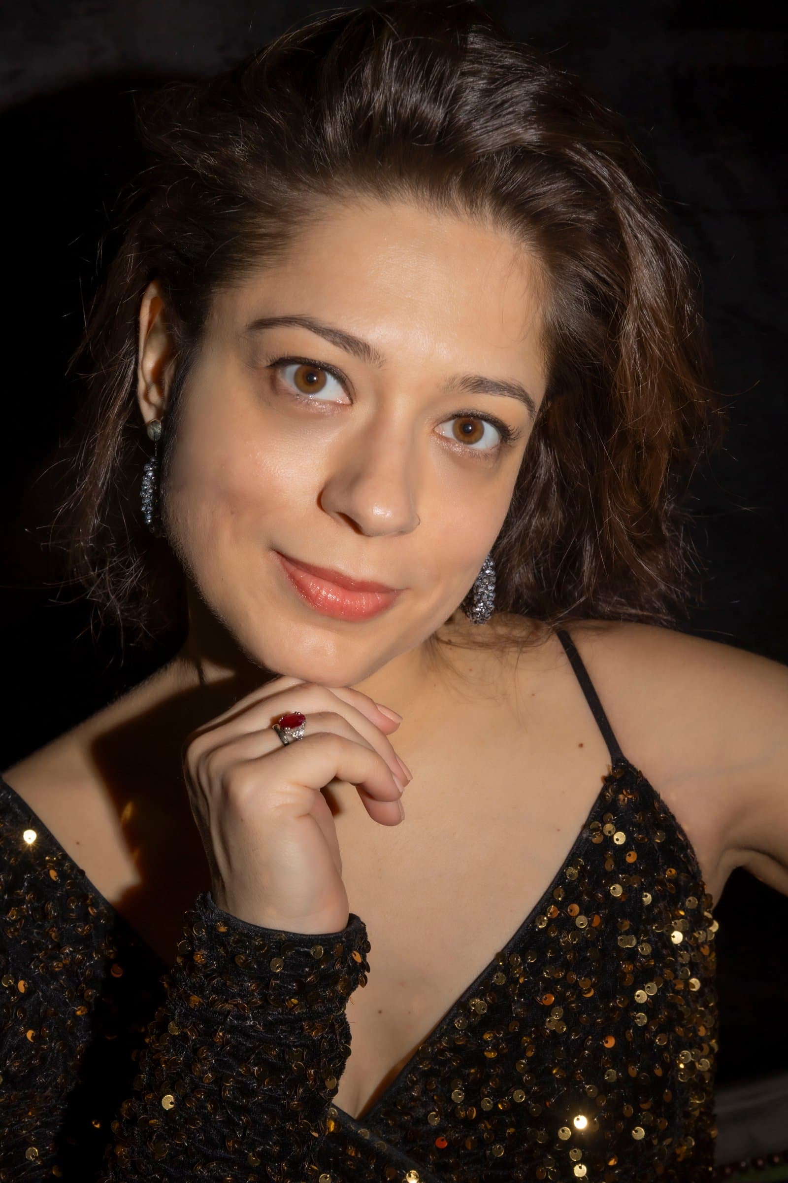 Maria Muraeva en robe noire élégante